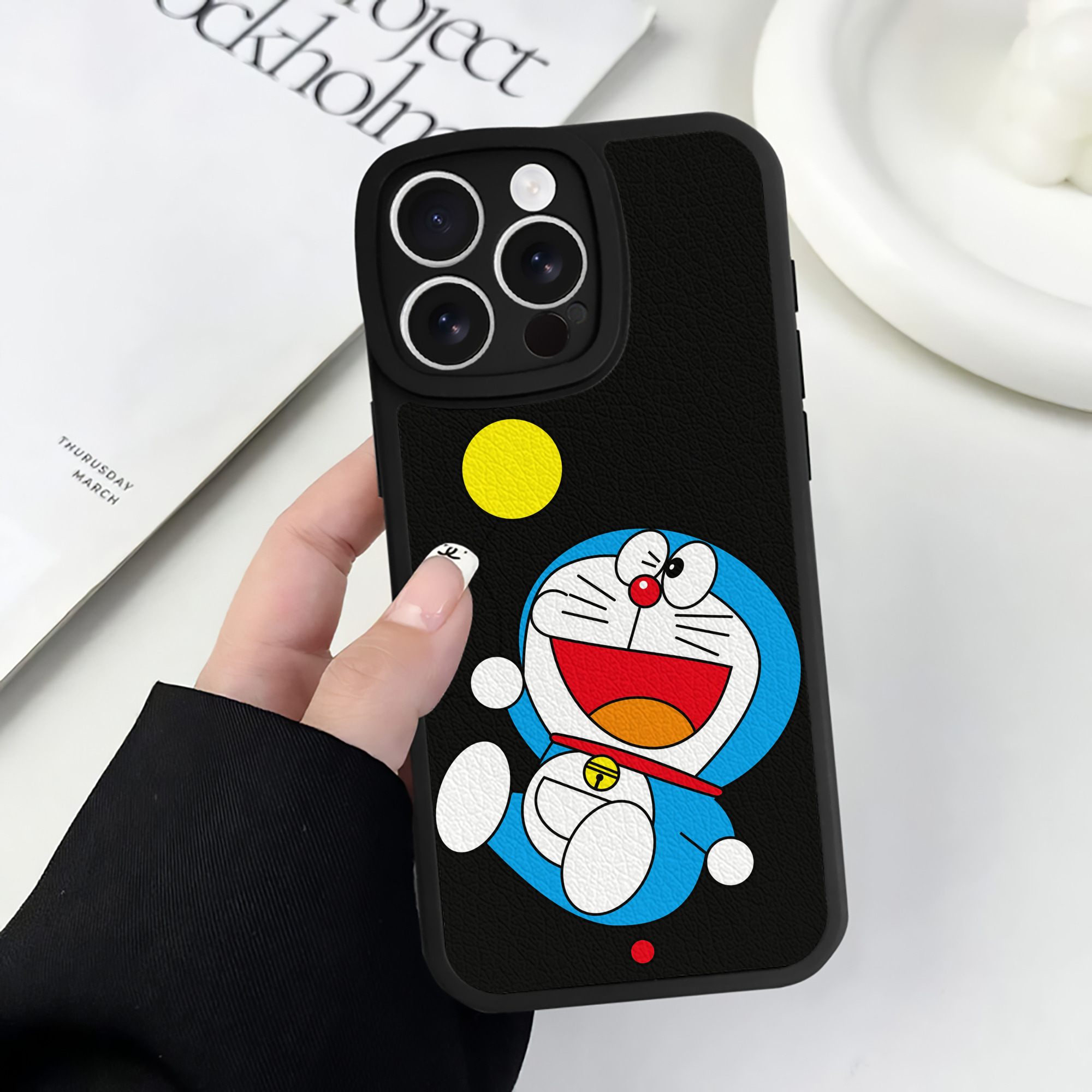 （画像用） ドラえもん Doraemon 【iPhone 16シリーズ対応】シリコンスマホケース（レザー調） 材質：シリコン